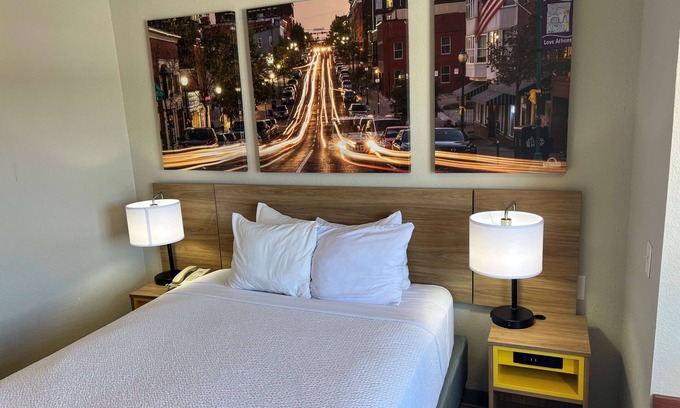 Kansas City Hotel | Days Inn by Wyndham near Kansas Speedway