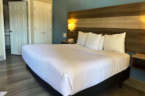 Vista Hotel | Days Inn by Wyndham San Diego Vista