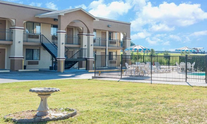 Rio Vista Hotel | Days Inn by Wyndham San Marcos