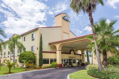 Sarasota Hotel | Days Inn by Wyndham Sarasota I-75