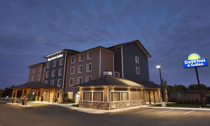 Lindsay Hotel | Days Inn & Suites by Wyndham Lindsay