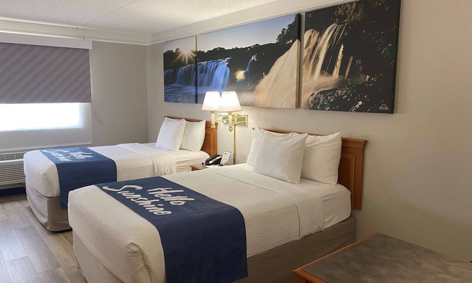 Arlington Heights Hotel | Days Inn & Suites by Wyndham Arlington Heights