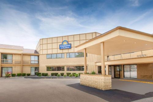 Madison Heights Hotel | Days Inn & Suites by Wyndham Madison Heights MI
