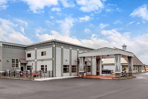 Bowling Green Hotel | Days Inn & Suites by Wyndham Bowling Green