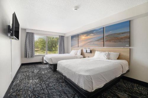 Muskegon Hotel | Days Inn & Suites by Wyndham Norton Shores Muskegon