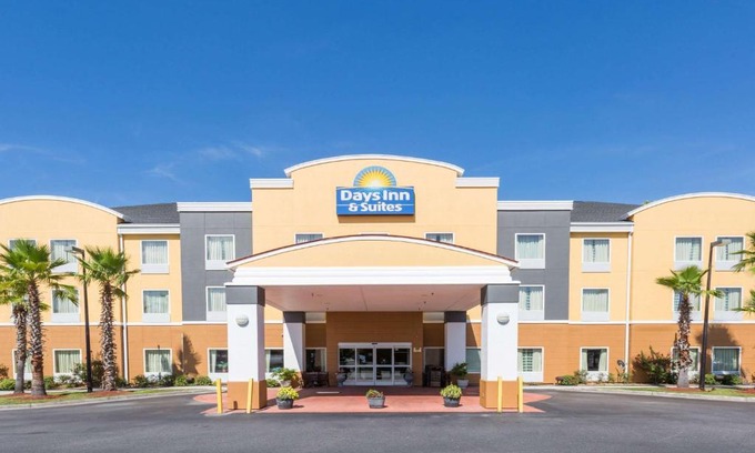 Port Wentworth Hotel | Days Inn & Suites by Wyndham Savannah North I-95