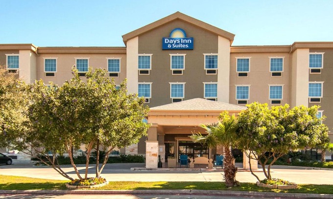 San Antonio Hotel | Days Inn & Suites by Wyndham San Antonio near Frost Bank Center
