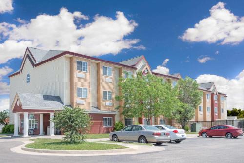 Hutchinson Hotel | Days Inn & Suites by Wyndham Hutchinson