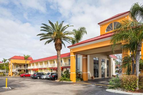 Bayonet Point Hotel | Days Inn & Suites by Wyndham Port Richey