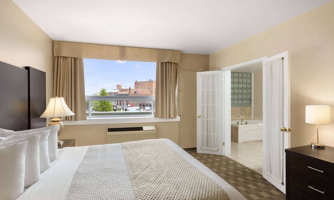 North Bay Hotel | Days Inn & Suites by Wyndham North Bay Downtown