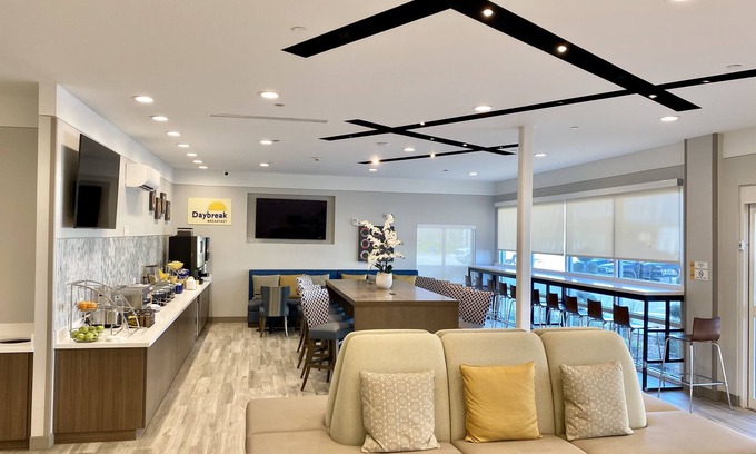 Beaumont Hotel | Days Inn & Suites by Wyndham Beaumont West/I-10 & Walden