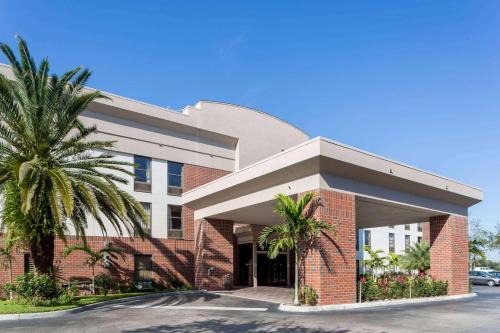 Biggar Hotel | Days Inn & Suites by Wyndham Fort Myers Near JetBlue Park