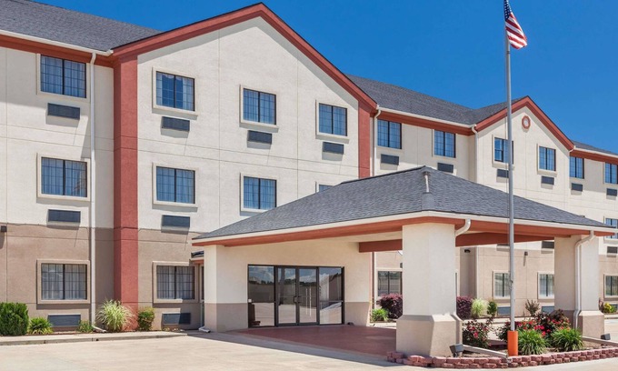 McAlester Hotel | Days Inn & Suites by Wyndham McAlester