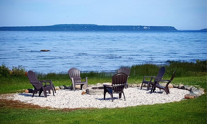 St Ignace Hotel | Days Inn & Suites by Wyndham St. Ignace Lakefront