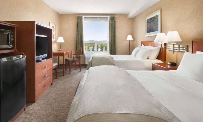 Cochrane Hotel | Days Inn & Suites by Wyndham Cochrane