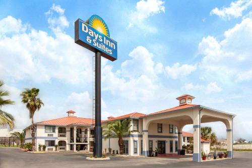 Elmendorf Hotel | Days Inn & Suites by Wyndham Braunig Lake