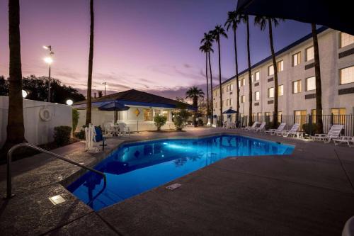 Mesa Hotel | Days Inn & Suites by Wyndham Mesa Near Phoenix