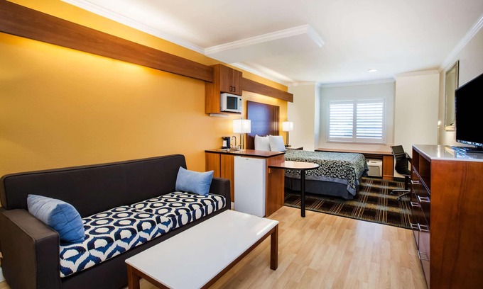 Antioch Hotel | Days Inn & Suites by Wyndham Antioch