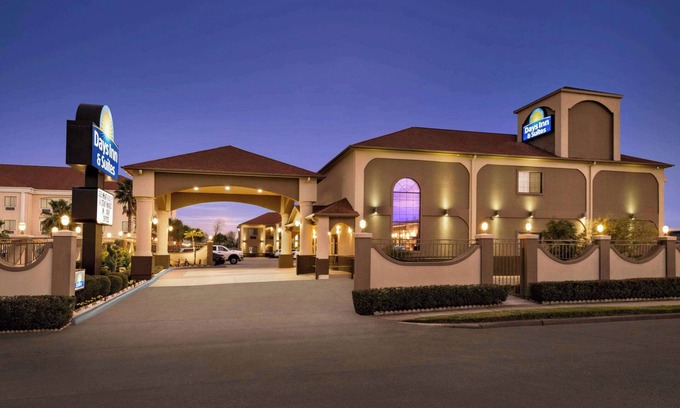 Southeast Houston Hotel | Days Inn & Suites by Wyndham Houston Hobby Airport