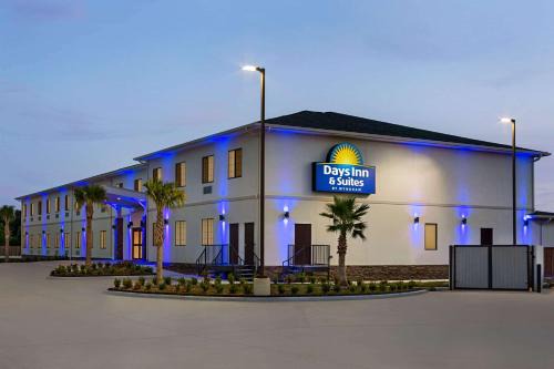 Tomball Hotel | Days Inn & Suites by Wyndham Greater Tomball