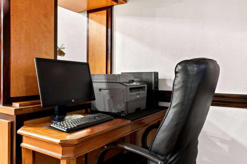 Warren Hotel | Days Inn & Suites by Wyndham Warren