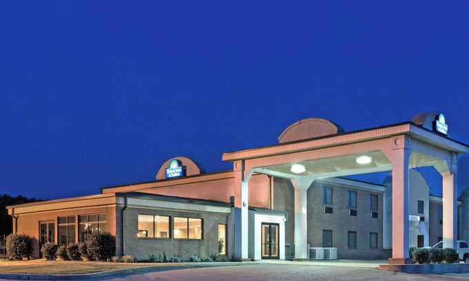 Wynne Hotel | Days Inn & Suites by Wyndham Wynne