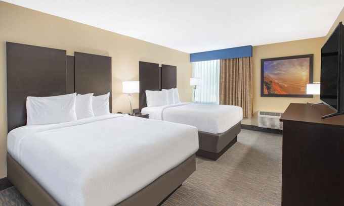 Grand Rapids Hotel | Days Inn & Suites Grand Rapids Near Downtown