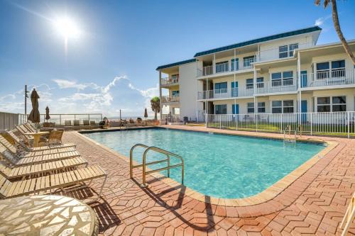 South Peninsula Historic District Apartment | Daytona Beach Condo with Balcony 5 Mi to Speedway!