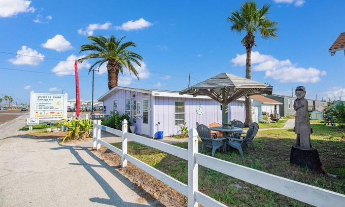 Port Aransas Cottage | DB 13-"Aboat Time", 2 BR/1 Bath Cottage, Walk to Beach, Full Kitchen, Dogs OK!