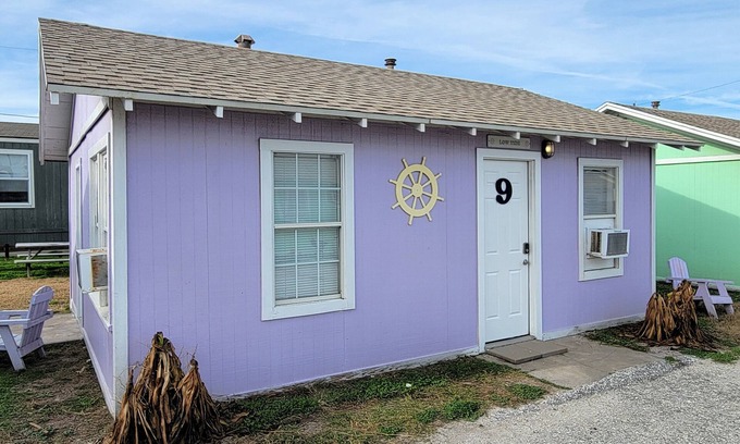 Port Aransas Cottage | DB 9 Low Tide-1 BR Cottage, Living Room, Kitchenette, Walk to Beach, Dogs OK!