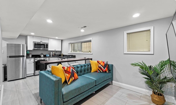 Edgewood Villa | DC Urban Villa At Girard 1 Bed ~ 1 Bath - Bonus Sleeper Sofa