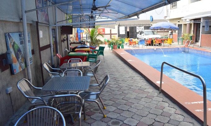 Port Harcourt Hotel | De'elites Pool Bar & Inn