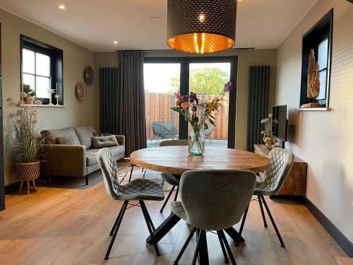 Wemeldinge House | De Heerlykheid Wemeldinge, vlak bij strand en bos, ruime vakantiewoning met eigen patio in de karakteristieke Dorpsstraat