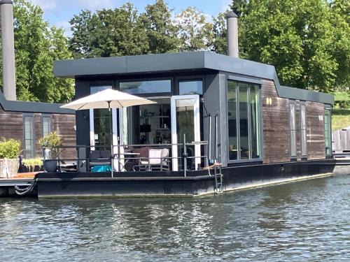 Montfort Boat Rental | De Maasterp - Woonboot 16