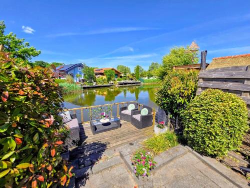 Sint-Annaland Ski Chalet | De Poort van Zeeland aan het water met jacuzzi