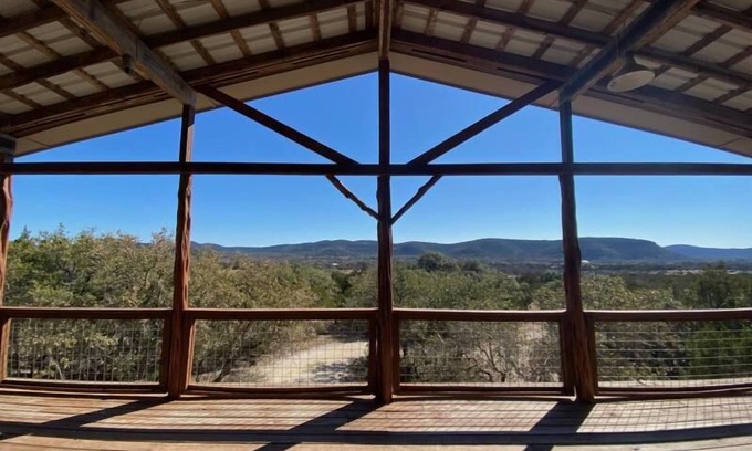 Concan House | Deal! 4/3 Sleeps 12, Views! Outdoor FirePlace & Fire pit ~3 Minutes 2 Frio!~
