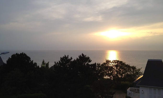 Benerville-sur-Mer Apartment | Deauville/Trouv/Loc. apartment t 65m2, panoramic SEA VIEW, 2 adults, 2 CH, WIFI