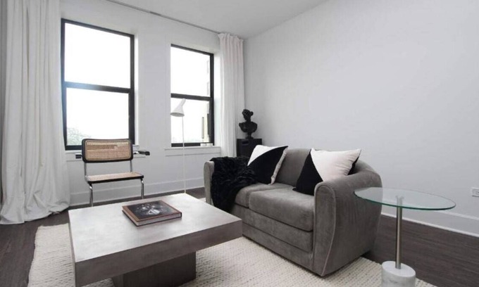 East Hyde Park Apartment | Debonair HP 1BR with Fast Transit to UChicago