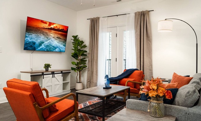 Whitestown Apartment | Decadent Haven Spacious 2BR 2BA King Beds WFH GYM