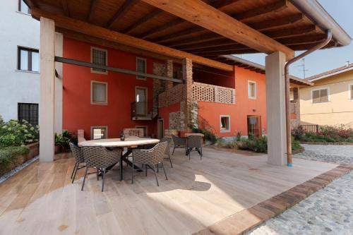 Borgomanero House | Decanter House
