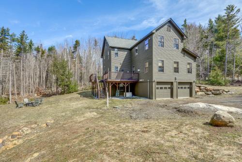 West Dover House | Deck and Fire Pit All-Season Wilmington Retreat