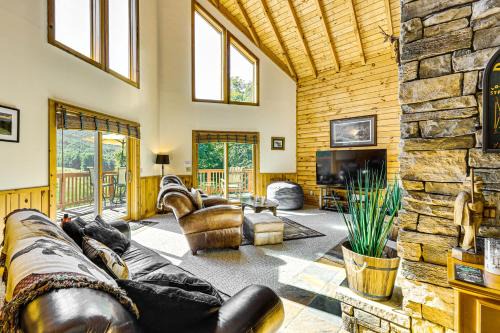 Mace House | Deck and Mtn Views Log Cabin By Snowshoe Mountain!