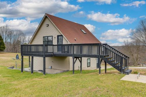Greenbrier Apartment | Deck and Scenic Views Tennessee Countryside Studio