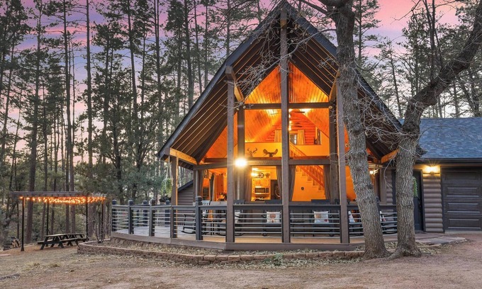 Strawberry Cabin | Deck King Bed Fireplace BBQ 4 TVs AC Yard Parking Foot Massager Picnic nTables