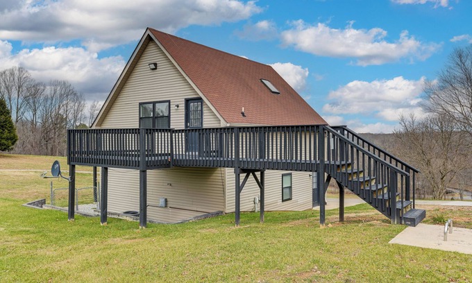 Greenbrier Apartment | Deck & Scenic Views: Tennessee Countryside Studio