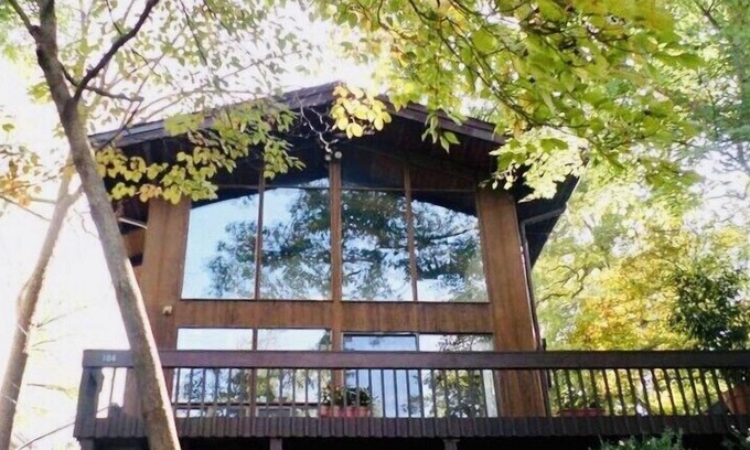 Brookmont Ski Chalet | Deckhouse: walk down to the C&O towpath, close-in to Washington DC!