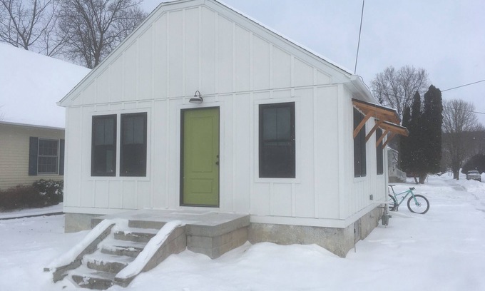 Decorah Cottage | Decorah's Green Door Haus