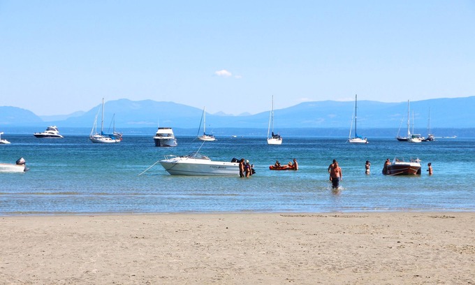 Regional District of Nanaimo House | Deep Bay Pacific Beachfront Home