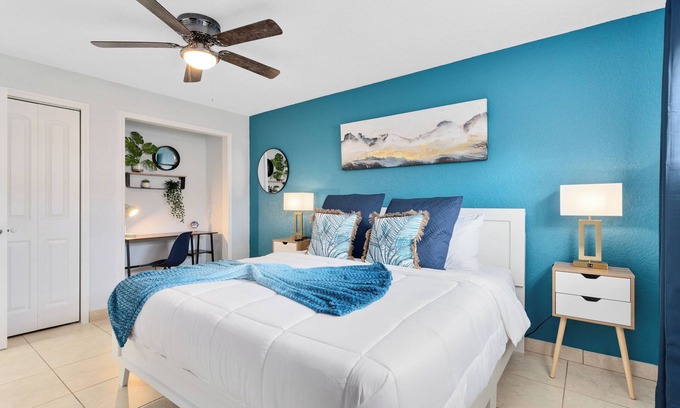 Indian Harbour Beach Apartment | Deep Blue ~ Walk to the beach, Pool, BBQ, and Games