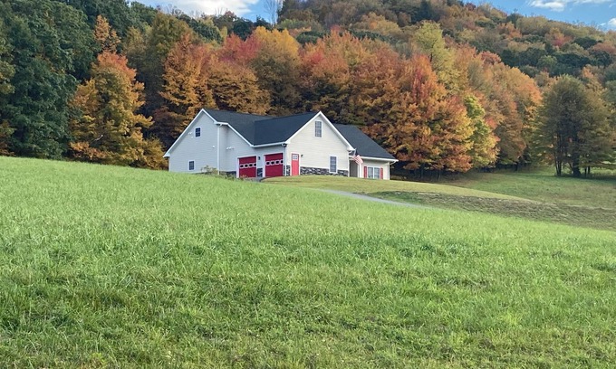 McHenry House | Deep Creek Retreat! Hot tub, 85"TV, Grill, all one level. Amazing view!